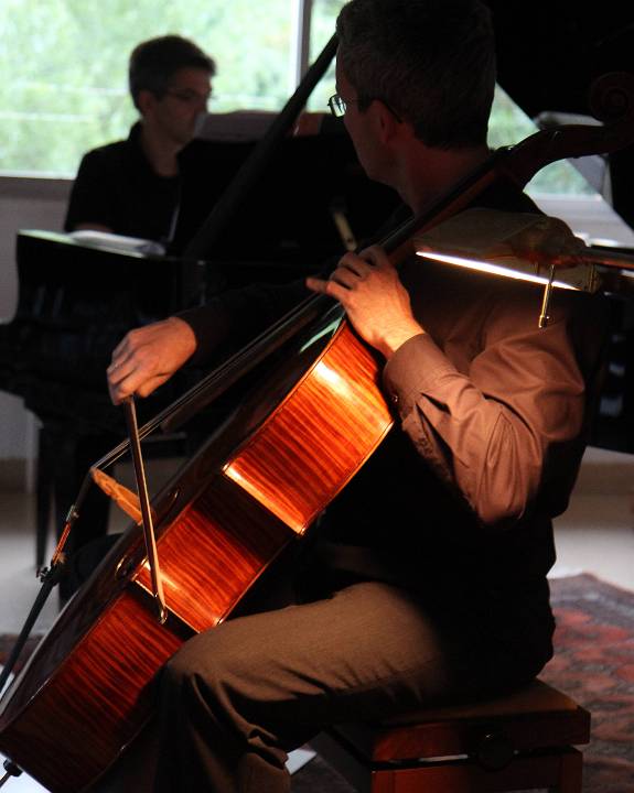 Arne Neckelmann, violoncelle, et J. Marc Reichow, piano, chez les Sortais à Meylan - photo © Pascal Sortais 2012
